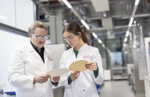 recyclable and CO2-reducing adhesives